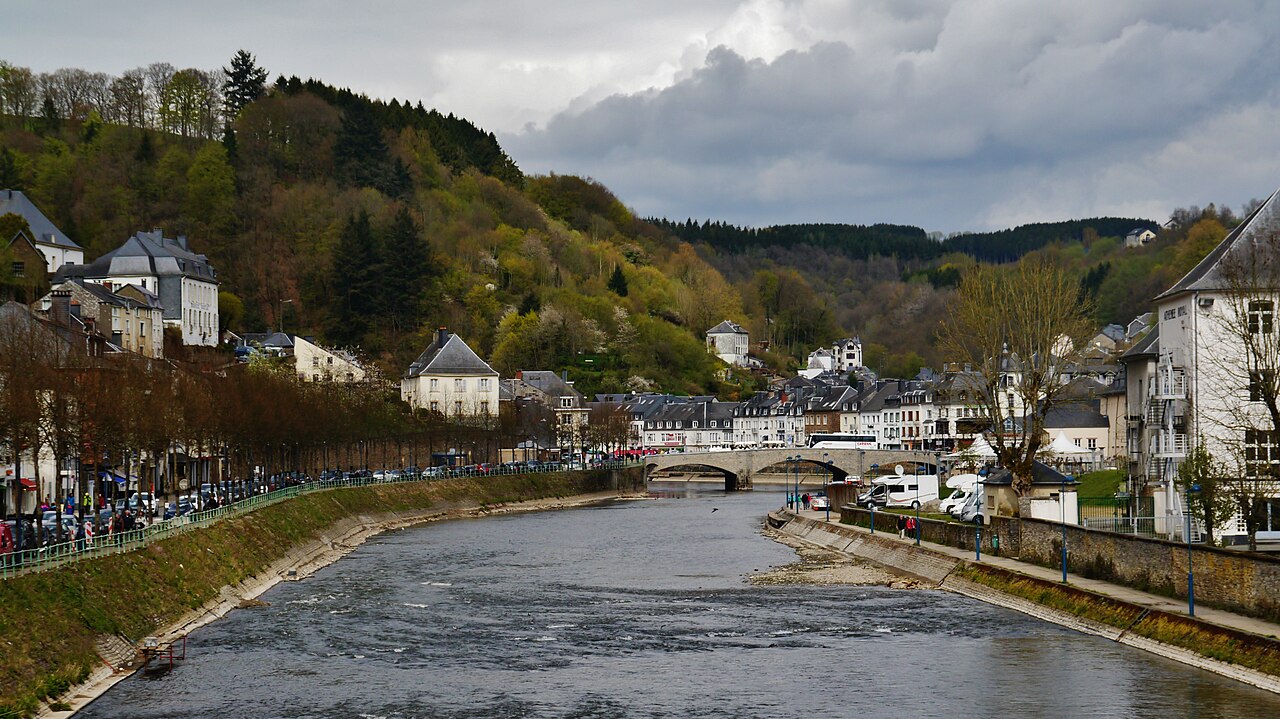 De Semois met de brug, huizen en beboste hellingen in Bouillon