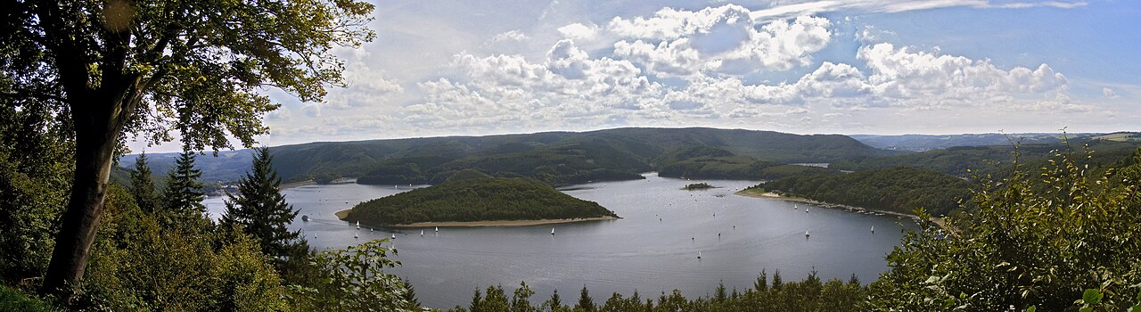 Uitzicht vanaf Schmidt over de Rursee en de beboste heuvels van de Eifel