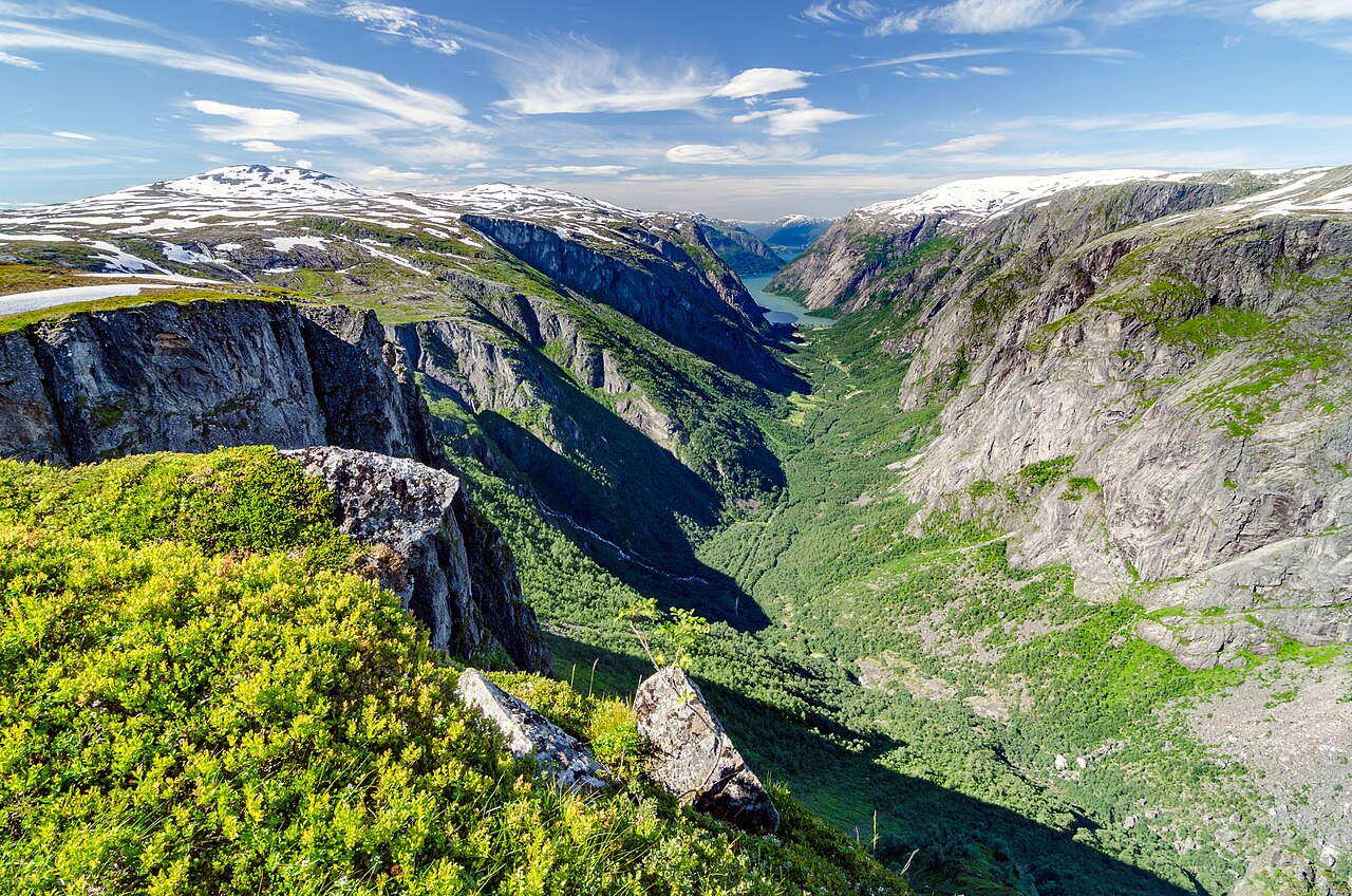 Bergwanden en een groen dal met de Simadalsfjord in het Hardangergebied op de achtergrond
